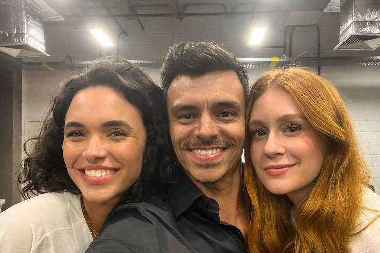 Giovana Cordeiro e Marina Ruy Barbosa com Gustavo Reiz, atrizes e autor de Fuzuê