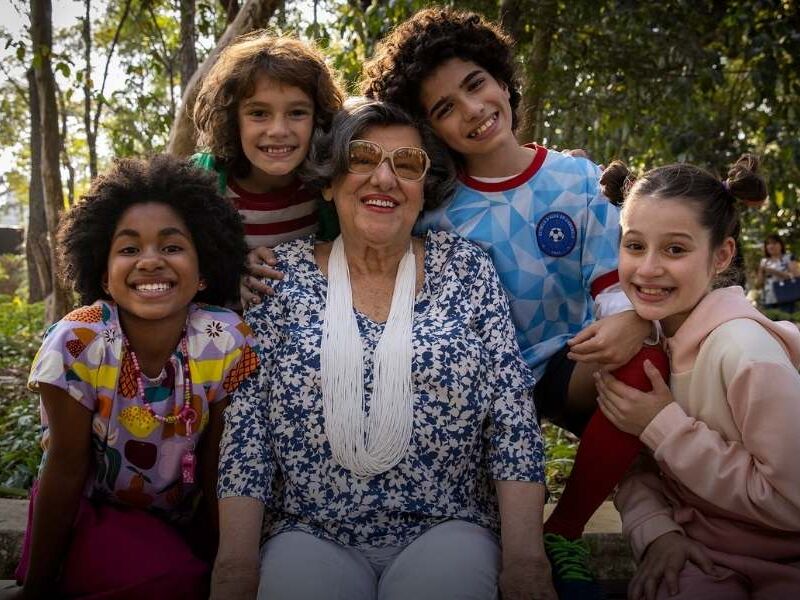 Ruth Rocha com o elenco infantil de Marcelo, Marmelo, Martelo