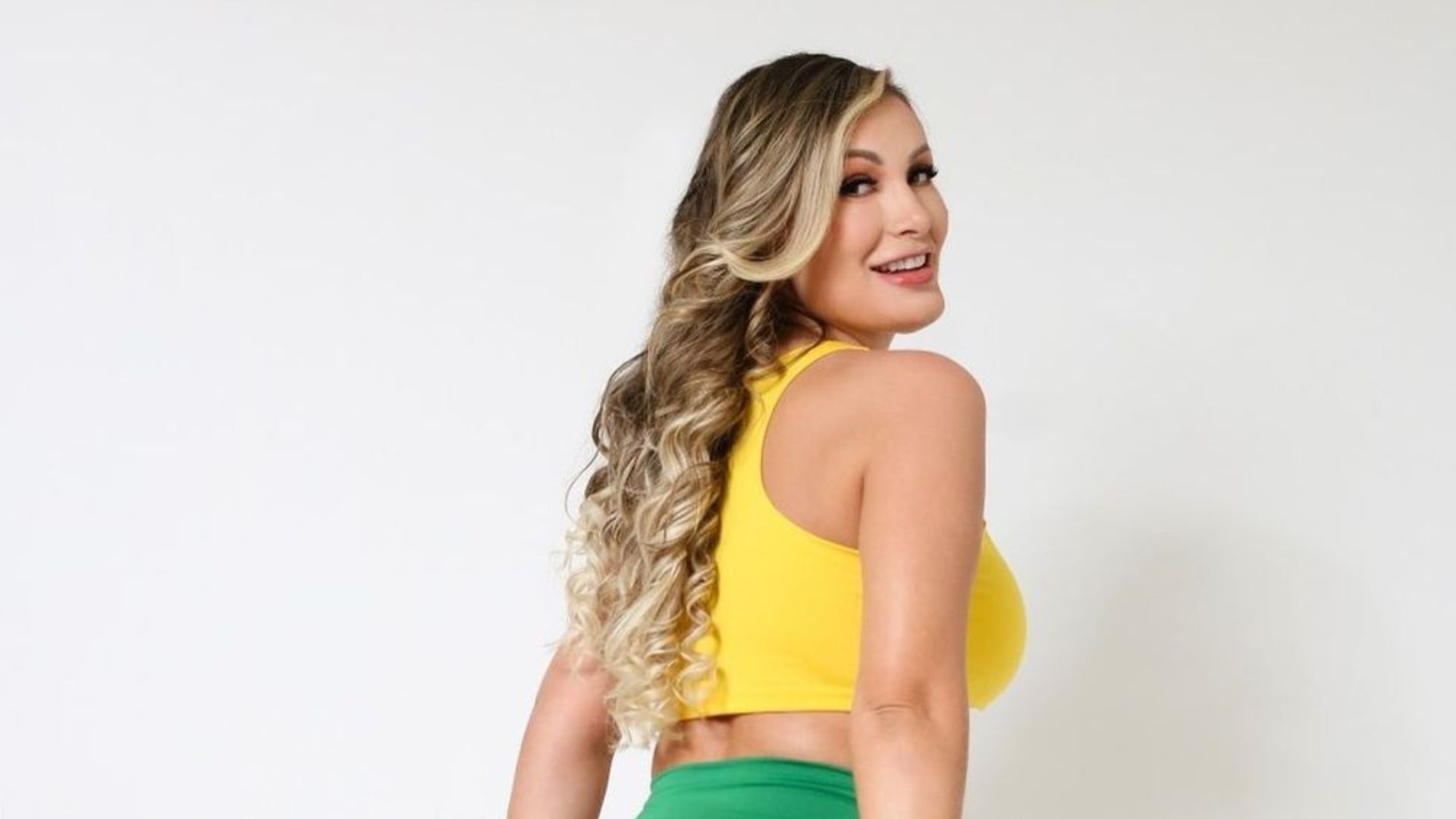 Andressa Urach posa para foto