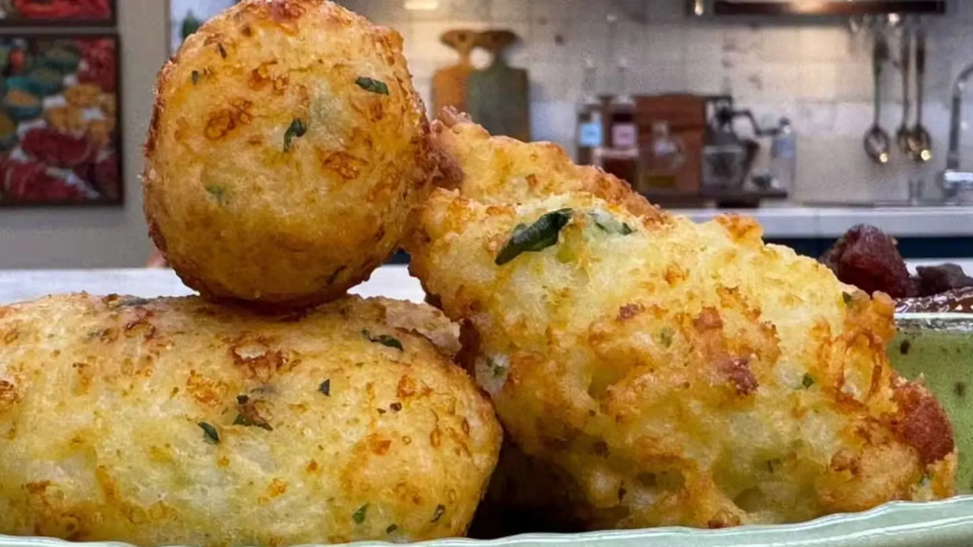 Bolinho de arroz com queijo muçarela no É de Casa