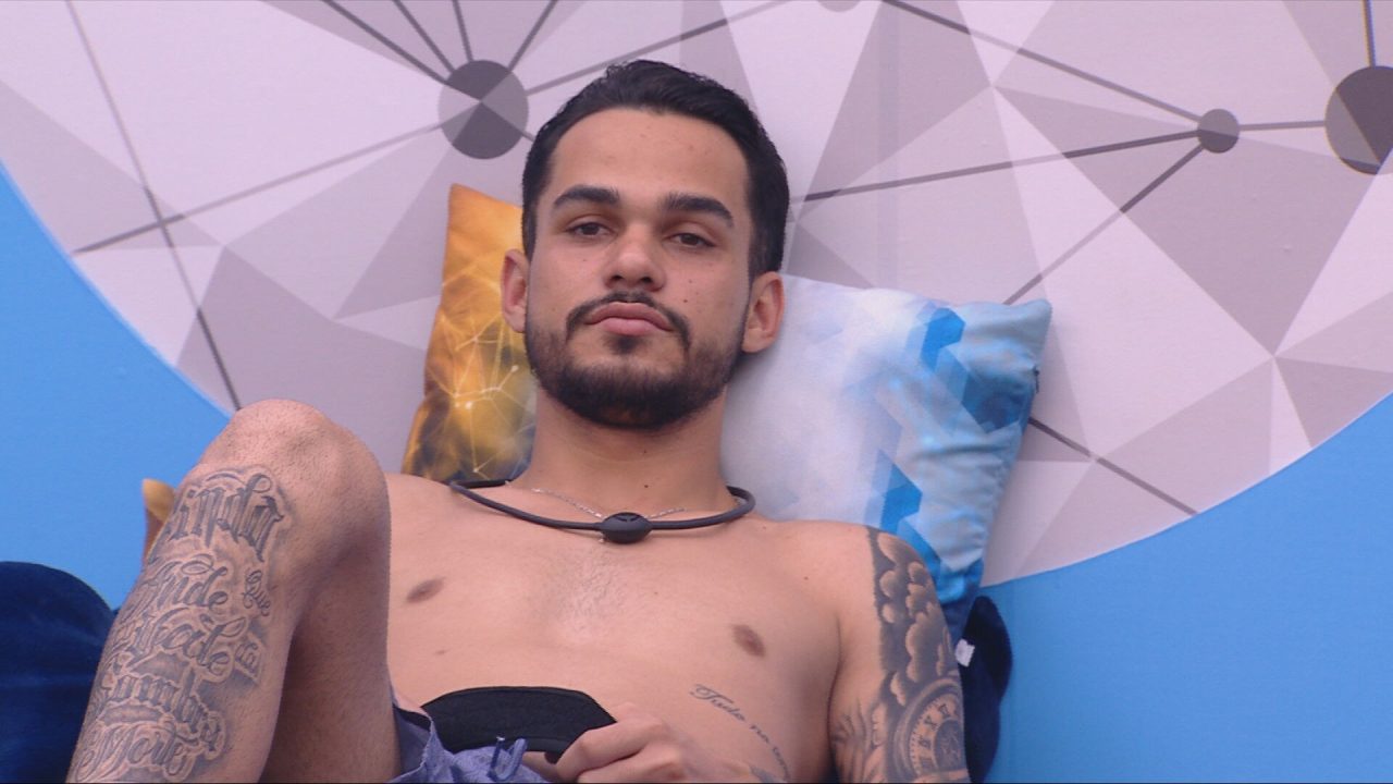 João Pedro analisa relação entre Diogo Almeida e Aline no BBB 25: 'Ele tá manipulando'