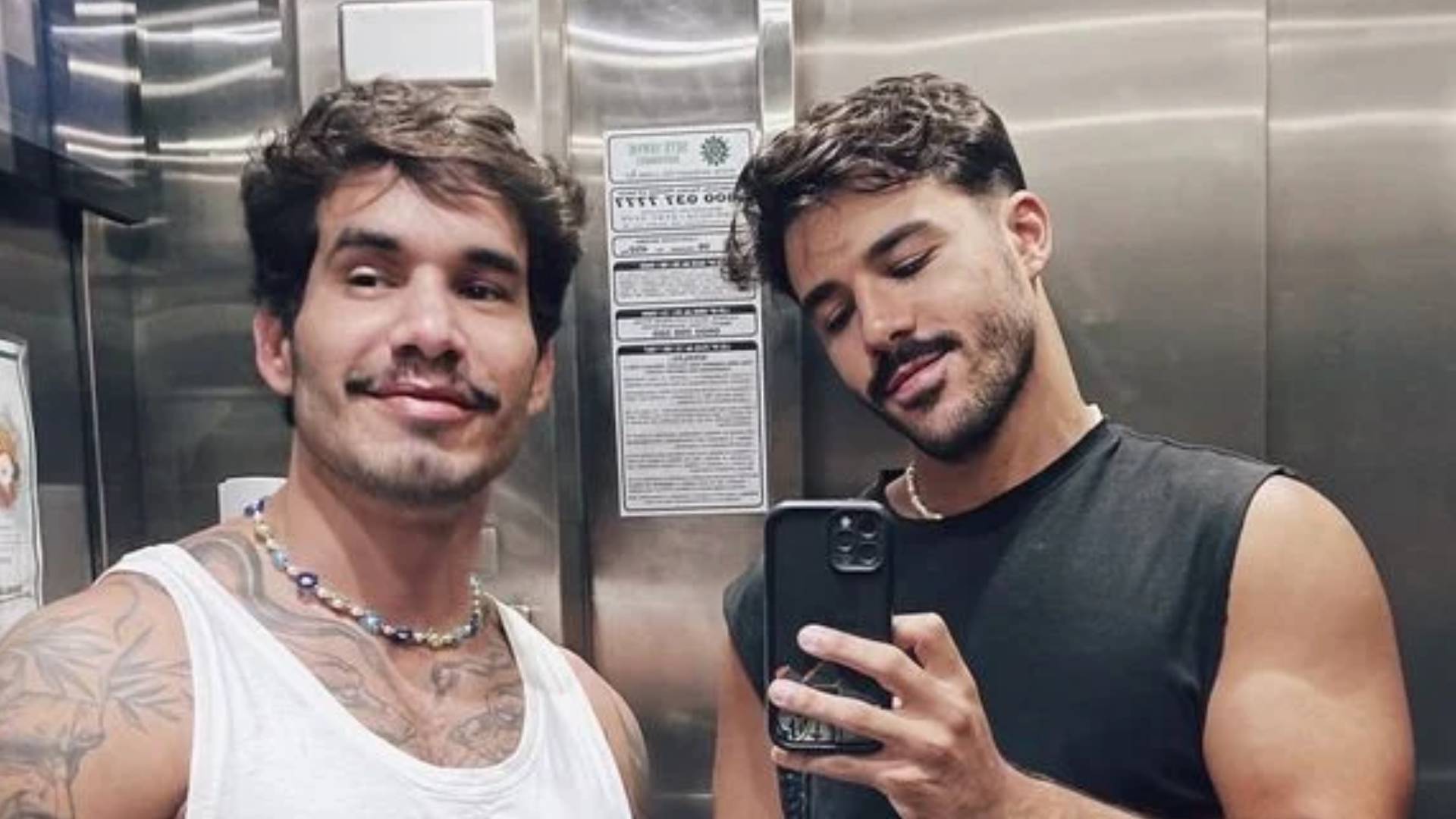 Mateus, do BBB 25, ao lado do namorado Junior Souto