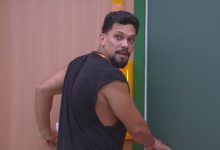 Vinícius escuta conversa de brothers no Quarto Fantástico por trás da porta, no BBB 25