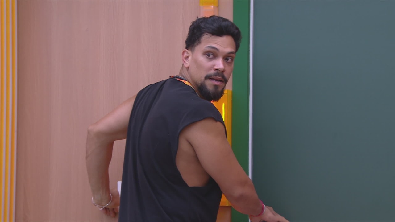 Vinícius escuta conversa de brothers no Quarto Fantástico por trás da porta, no BBB 25