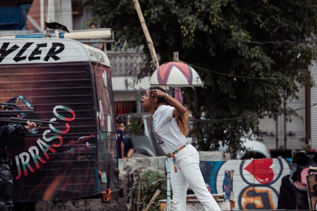 No novo episódio de CIDADE DE DEUS: A LUTA NÃO PARA , o confronto entre a polícia e os homens de Bradock resulta em uma morte trágica e desencadeia um movimento de resistência liderado por Berenice.