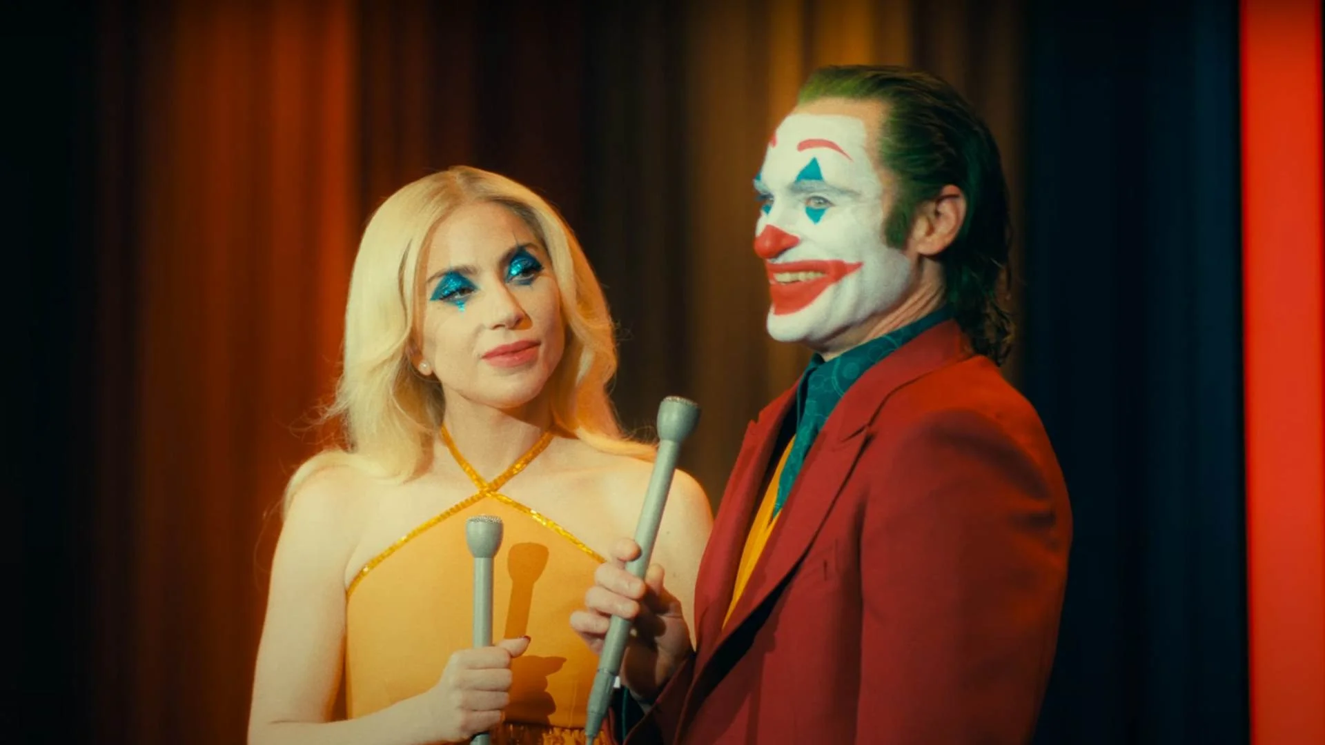 Joaquin Phoenix retorna como Coringa, ao lado de Lady Gaga como Arlequina, em uma sequência ambientada no Asilo Arkham