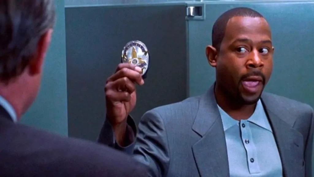 Um Tira Muito Suspeito acompanha Martin Lawrence como um ladrão disfarçado de policial, em busca de um diamante.