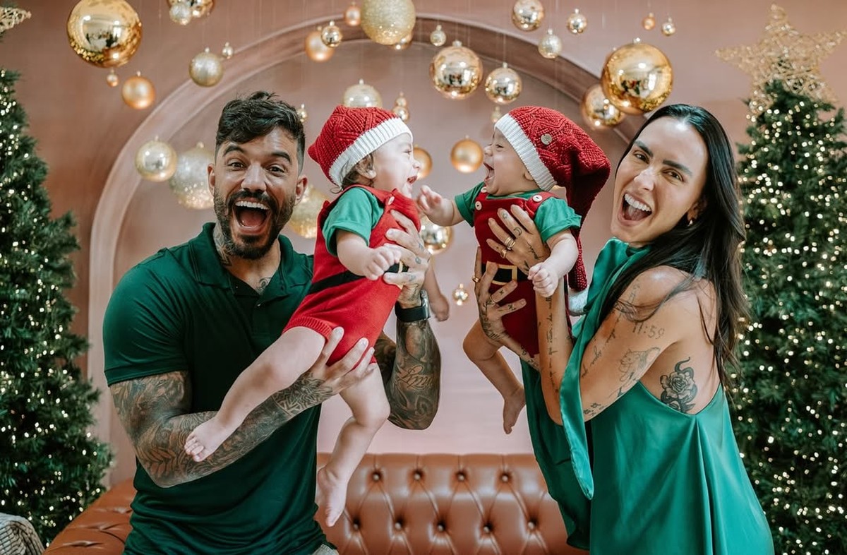 Clara Maia e André Coelho mostra o primeiro ensaio de Natal dos gêmeos José e João