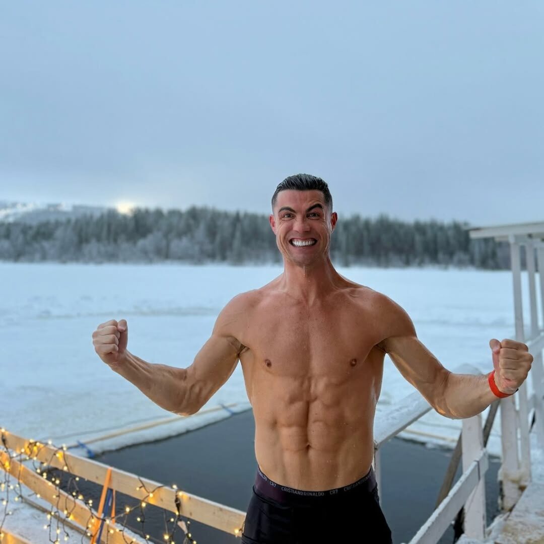 Sem tempo ruim! Cristiano Ronaldo deseja feliz Natal com foto sem camisa na Lapônia