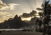 Famosos curtem último domingo do ano em show de samba no Rio de Janeiro