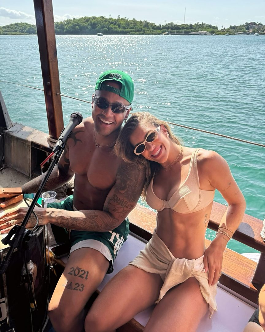 Léo Santana e Lore Improta fazem confraternização em barco, na Bahia; confira fotos