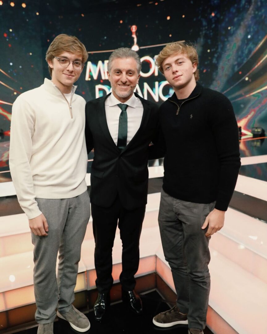 Luciano Huck abre álbum do Melhores do Ano e posta com os filhos Joaquim e Benício: 'Celebração e união'