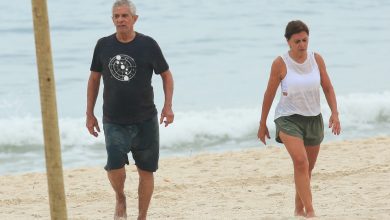 Mãe de Anitta, Miriam Macedo, joga beach tennis em praia do Rio