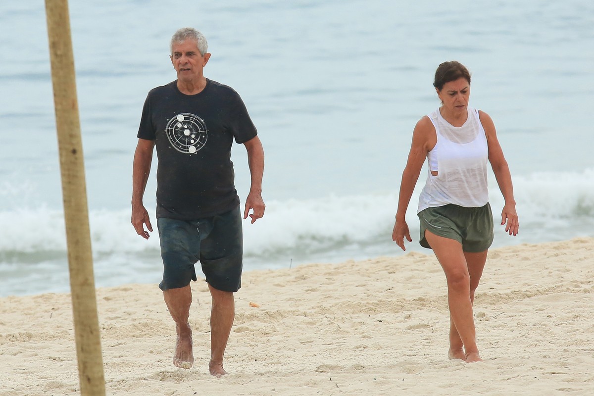 Mãe de Anitta, Miriam Macedo, joga beach tennis em praia do Rio