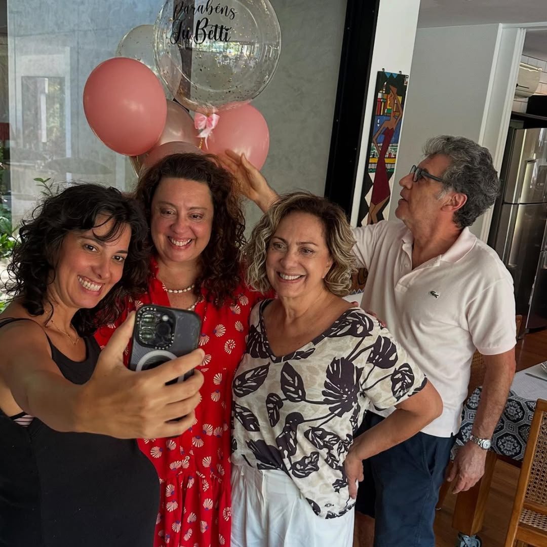 Eliane Giardini e Paulo Betti comemoram aniversário da filha Juliana