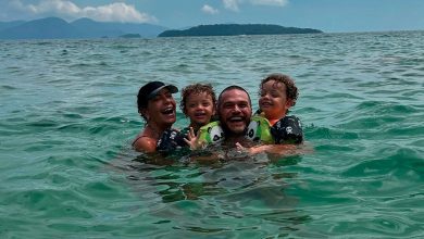 Fabiula Nascimento mostra banho de mar com filhos e Emílio Dantas