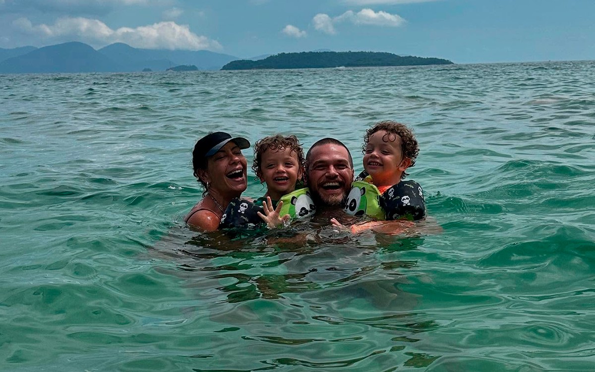 Fabiula Nascimento mostra banho de mar com filhos e Emílio Dantas