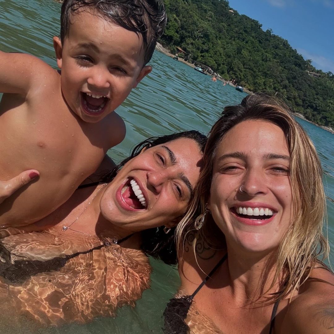 Lauana Prado curte férias com a namorada e seu filho