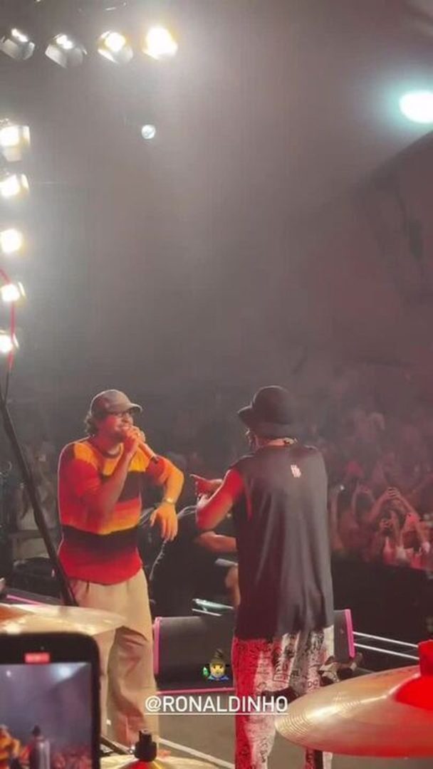 Ronaldinho Gaúcho canta com Nattan em show em Florianópolis e é tietado por Rafa Kalimann: 'Ele tá em tudo'