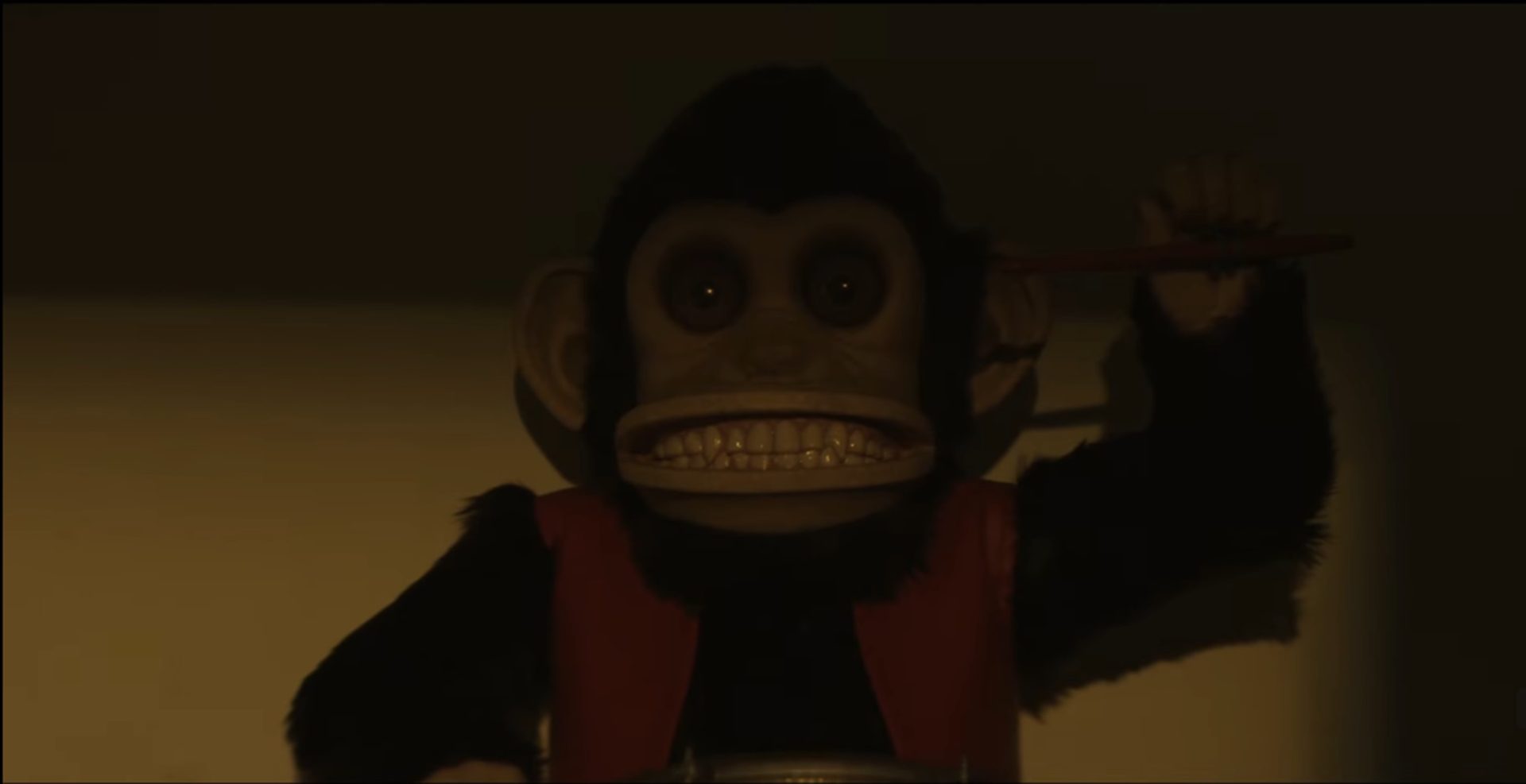 Terror e humor macabro se misturam em novo trailer de 'O Macaco', adaptação de Stephen King